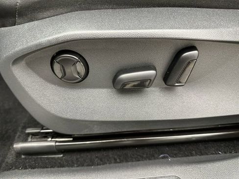 Used 2022 Volkswagen Tiguan SE image 12