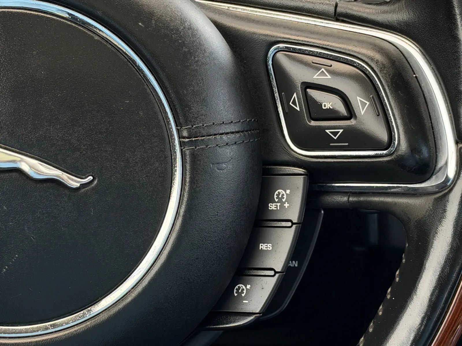 Used 2011 Jaguar XJ L RWD image 29