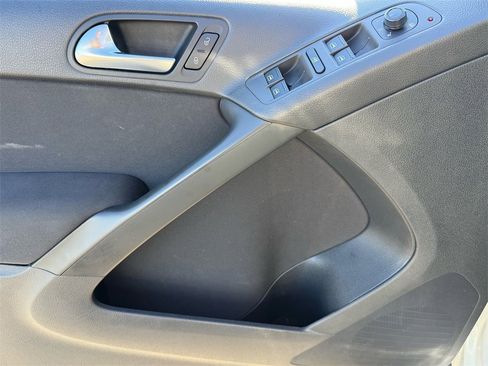 Used 2017 Volkswagen Tiguan Limited image 12