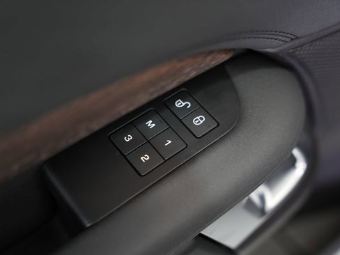 Used 2017 Land Rover Discovery HSE image 51