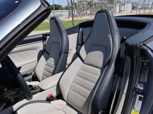 Certified 2025 Porsche 911 Carrera RWD image 5