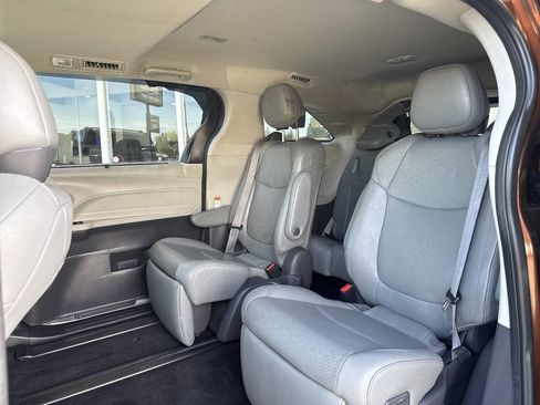 Used 2021 Toyota Sienna Limited FWD image 27