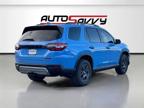 Used 2025 Honda Pilot TrailSport image 7