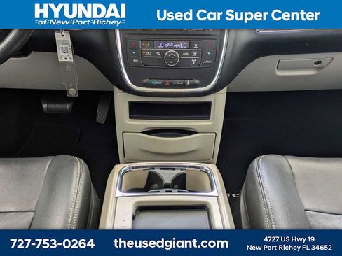 Used 2014 Chrysler Town & Country Touring FWD image 27