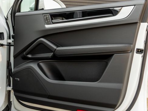 Certified 2025 Porsche Cayenne image 38