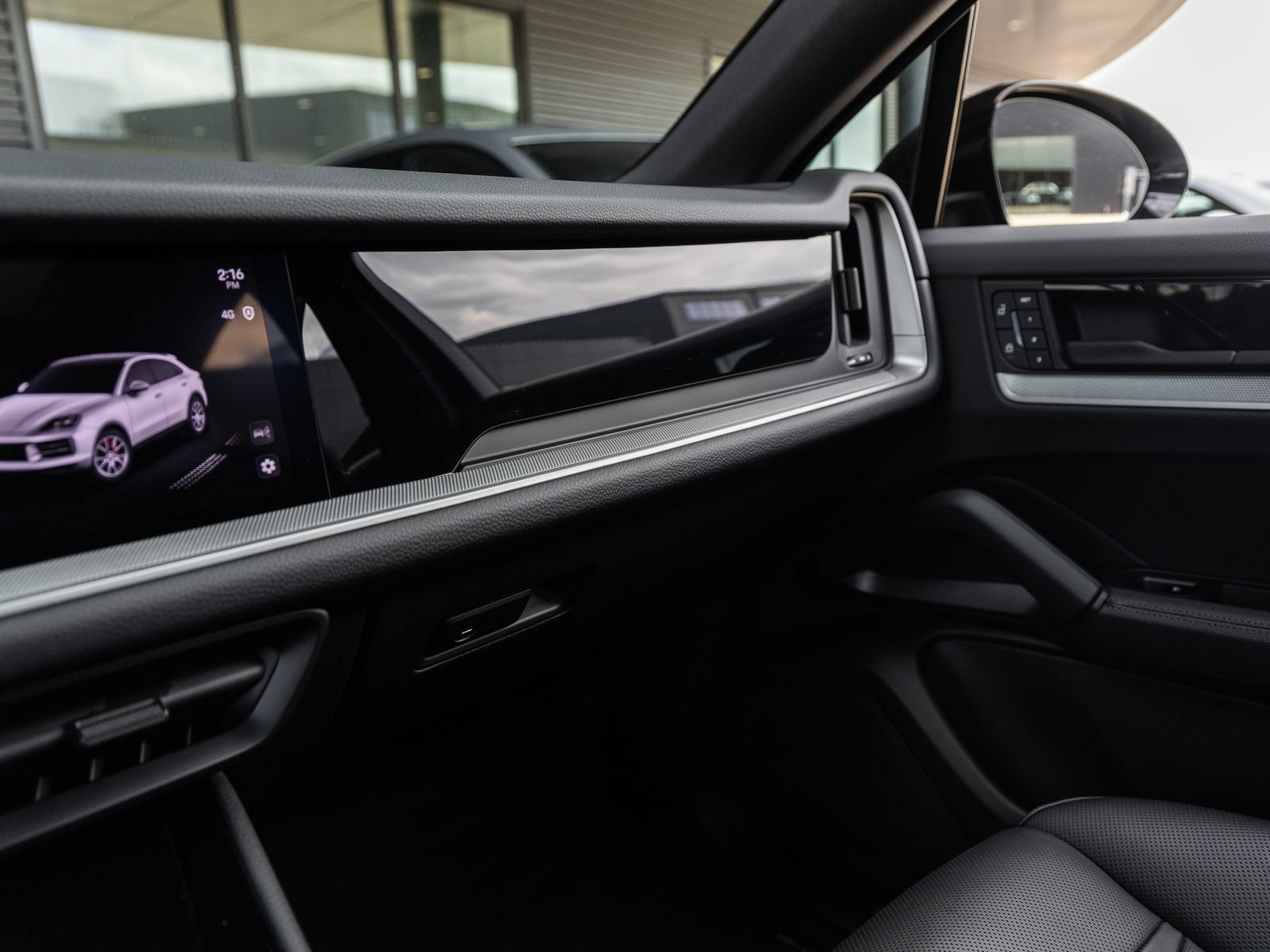 Certified 2025 Porsche Cayenne E-Hybrid Coupe AWD/4WD image 32