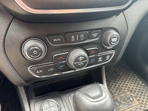 Used 2021 Jeep Cherokee Trailhawk w/ Comfort/Convenience Group AWD/4WD image 21