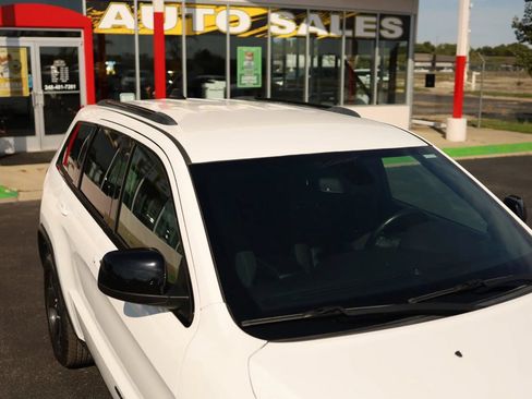 Used 2018 Jeep Grand Cherokee Laredo AWD/4WD image 45