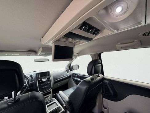 Used 2016 Chrysler Town & Country Touring FWD image 21