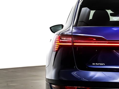 Used 2022 Audi e-tron Premium image 15