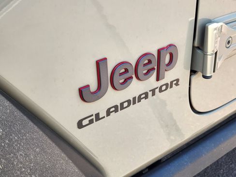 Used 2022 Jeep Gladiator Rubicon w/ LED Lighting Group AWD/4WD image 11