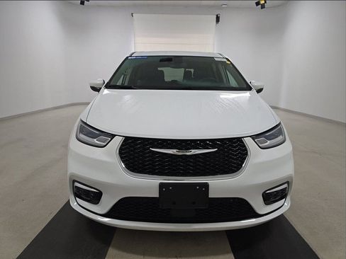 Used 2023 Chrysler Pacifica Touring-L FWD image 5