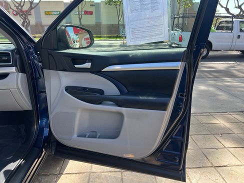 Used 2015 Toyota Highlander XLE FWD image 39