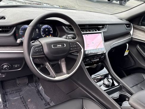 New 2025 Jeep Grand Cherokee Limited image 16