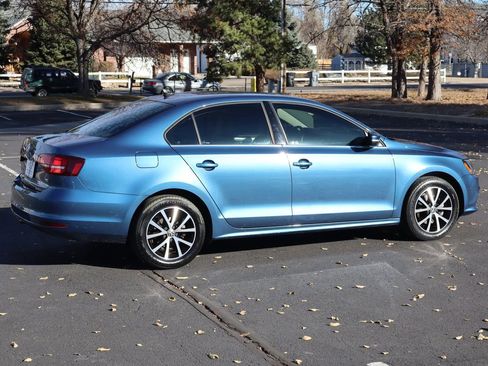 Used 2017 Volkswagen Jetta SE image 4