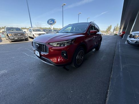 New 2025 Ford Escape SE w/ Class II Trailer Tow Package image 2