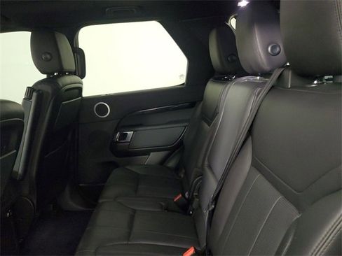 Used 2017 Land Rover Discovery SE image 11