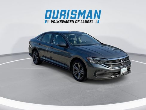 Used 2024 Volkswagen Jetta SE FWD image 2