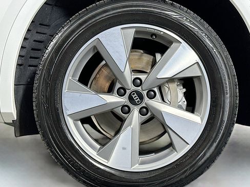 Used 2023 Audi Q5 2.0T Premium w/ Convenience Package image 11