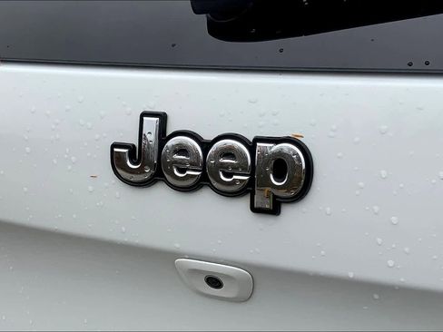 Used 2017 Jeep Cherokee Limited image 32