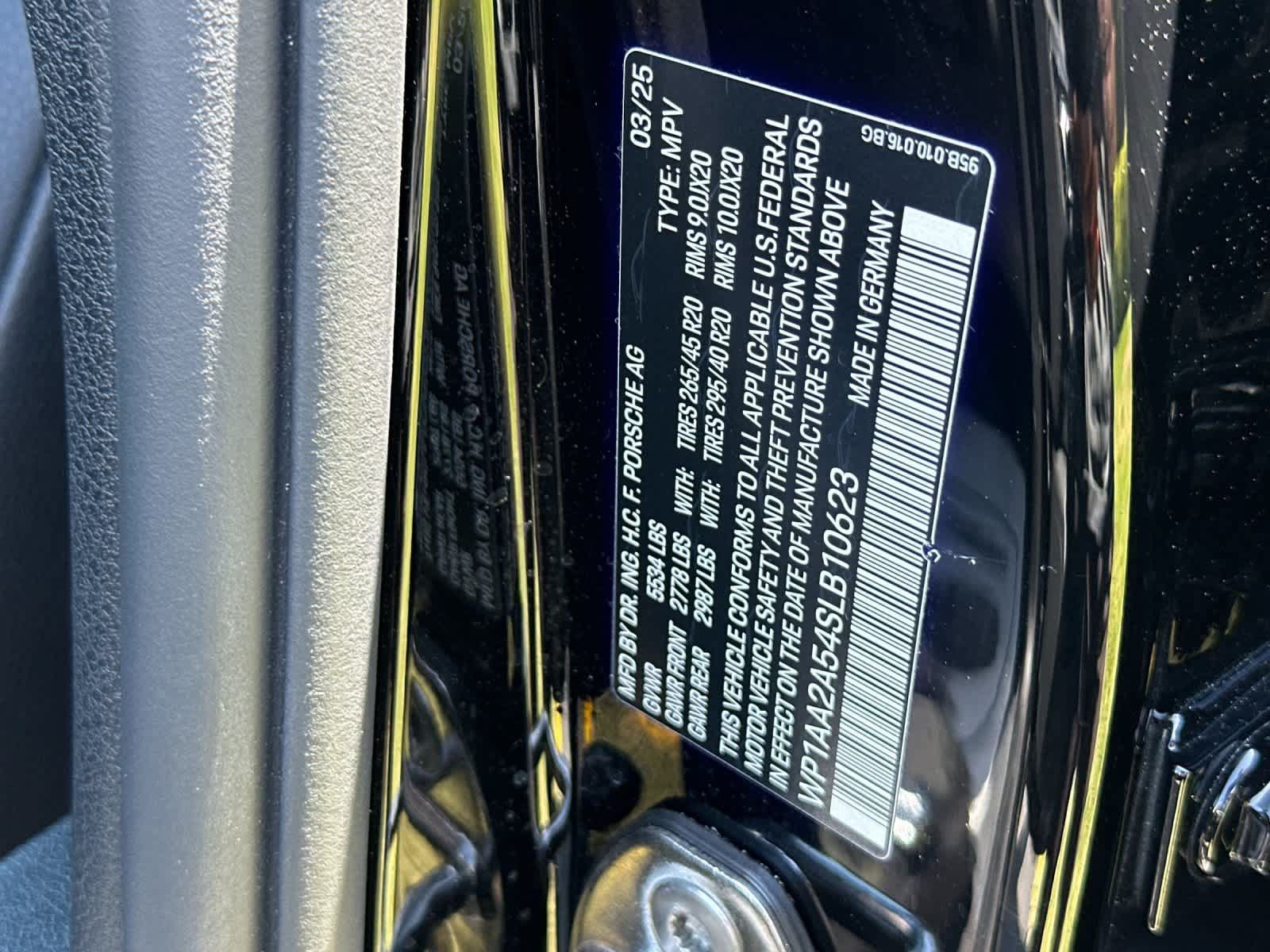 Certified 2025 Porsche Macan AWD/4WD image 33