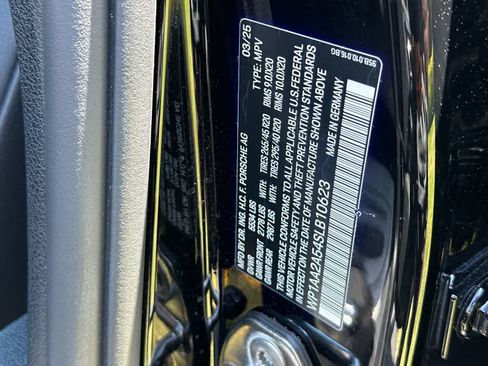 Certified 2025 Porsche Macan AWD/4WD image 33