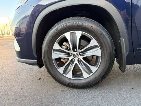Used 2022 Toyota Highlander XLE AWD/4WD image 12