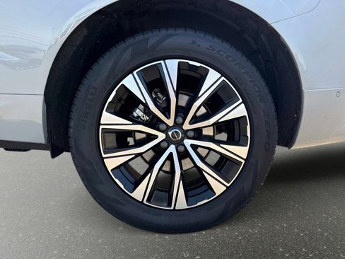 Certified 2025 Volvo XC60 B5 Plus image 9