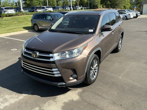 Used 2019 Toyota Highlander XLE FWD image 12