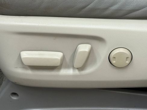 Used 2011 Toyota Sienna Limited image 18