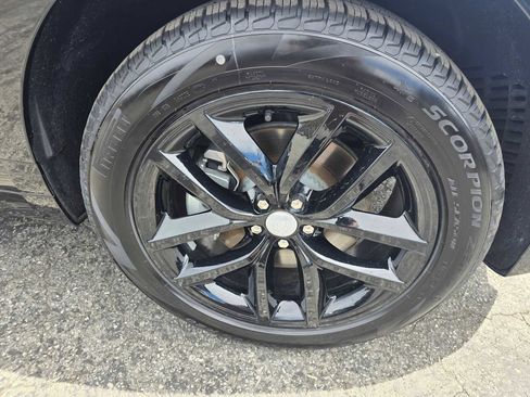 New 2025 Land Rover Range Rover Velar Dynamic SE image 9