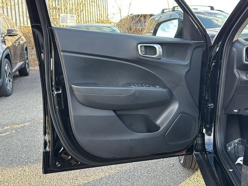 Used 2025 Hyundai Venue SEL image 11