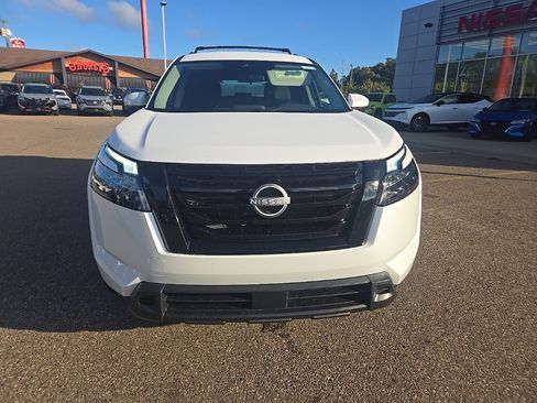 New 2025 Nissan Pathfinder SV w/ Black Appearance Package image 2
