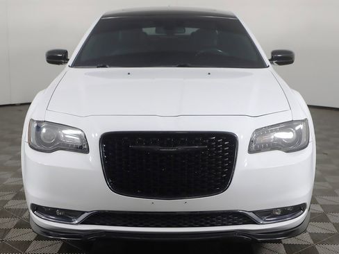 Used 2018 Chrysler 300 S image 10