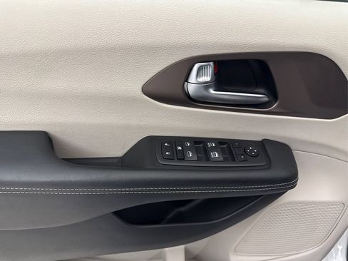 Used 2023 Chrysler Voyager LX FWD image 31