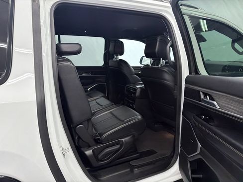 Used 2024 Jeep Wagoneer L Series II RWD image 17