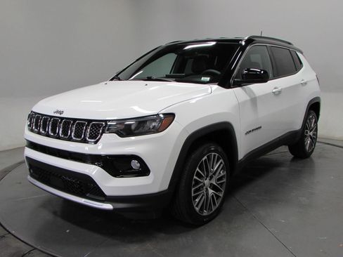 Used 2023 Jeep Compass Limited w/ Elite Group AWD/4WD image 3