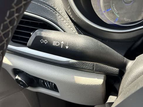 Used 2023 Chrysler Pacifica Touring-L FWD image 27