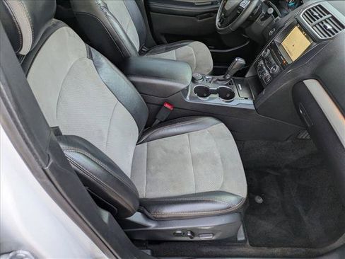 Used 2017 Ford Explorer XLT w/ Equipment Group 202A AWD/4WD image 21