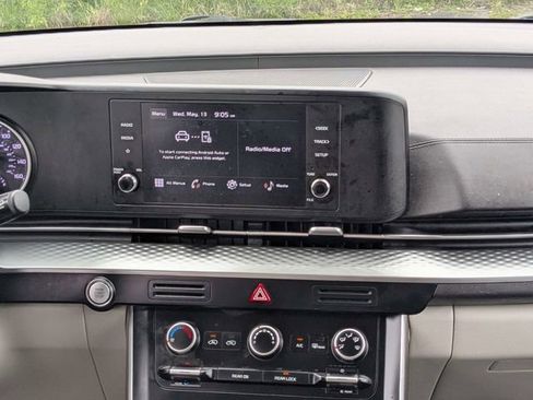 Used 2023 Kia Carnival LX FWD image 17