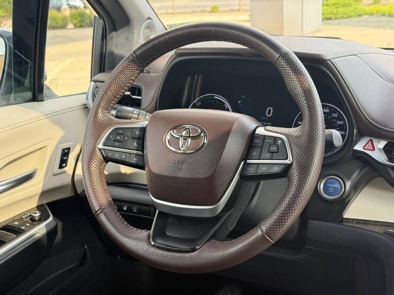 Used 2023 Toyota Sienna Platinum AWD/4WD image 16