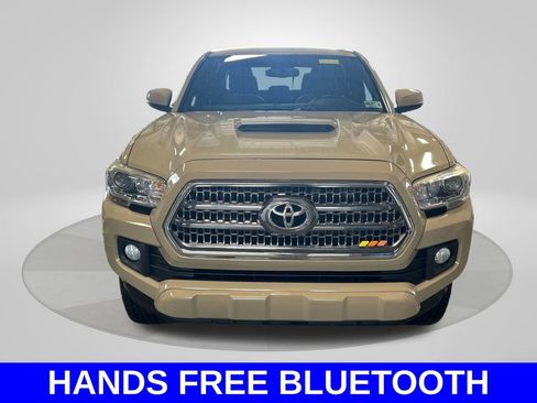 Used 2017 Toyota Tacoma TRD Sport w/ Tow Package (A/T) image 3