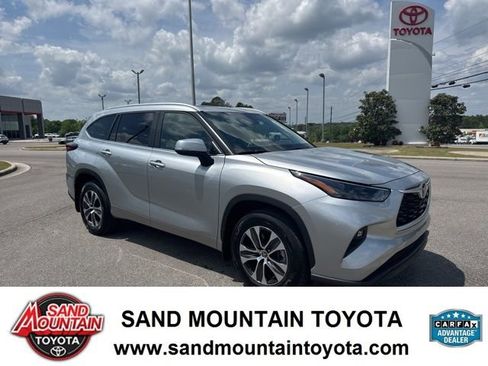 Used 2024 Toyota Highlander XLE AWD/4WD image 1
