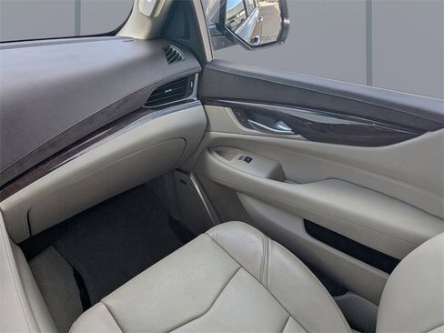 Used 2016 Cadillac Escalade Luxury image 21