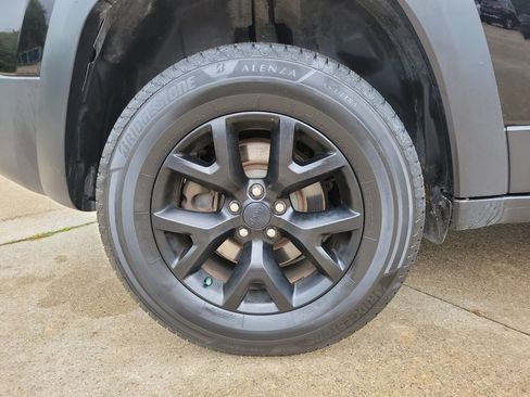 Used 2018 Jeep Cherokee Trailhawk AWD/4WD image 5