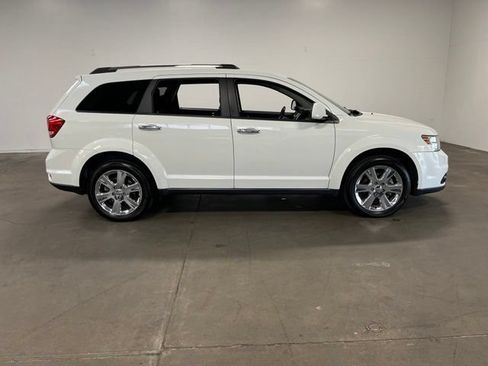 Used 2017 Dodge Journey SXT w/ Chrome Appearance Group FWD image 2