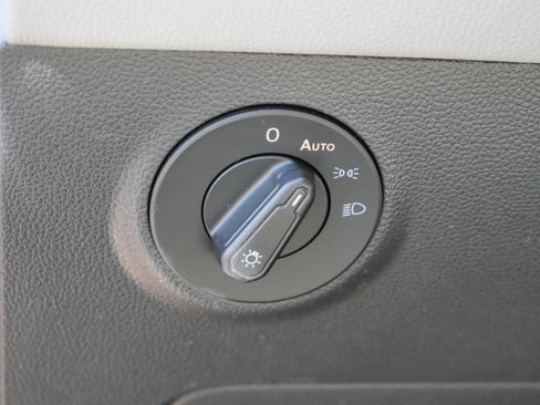 Certified 2022 Volkswagen Taos SE image 21