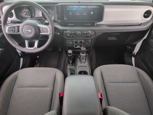Used 2025 Jeep Wrangler Unlimited Sahara AWD/4WD image 18