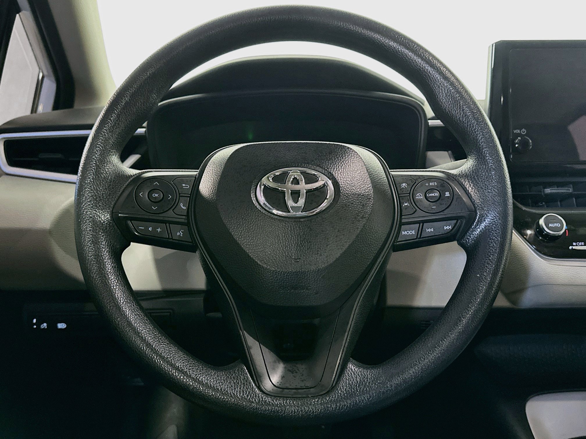 Used 2025 Toyota Corolla LE FWD image 17
