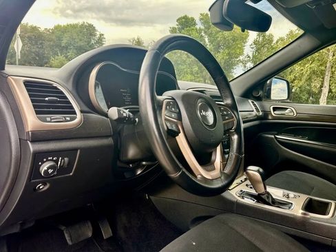 Used 2017 Jeep Grand Cherokee Laredo RWD image 10